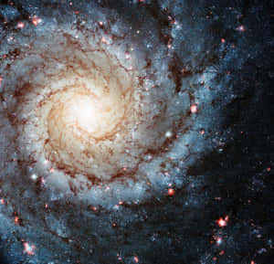 具有明亮核心和由恆星和宇宙塵埃組成的旋轉臂的螺旋星系。 — 美麗的夜晚 壁紙