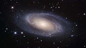 一個在深空中擁有明亮星星和發光旋臂的螺旋星系。 — 宇宙 壁紙