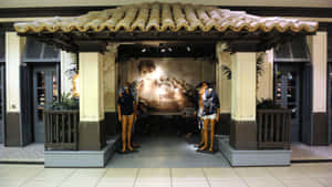 零售展示，人體模型在瓷磚屋頂下宣傳春季清倉。 — Hollister 壁紙