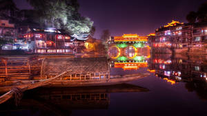 傳統中國河邊小鎮夜景，燈籠和木船。 — 北京 壁紙