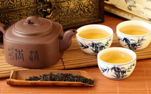 傳統中式茶具，杯子和茶壺有竹紋設計，放在竹蓆上。 — 可愛 壁紙