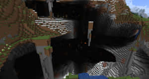 Minecraft洞穴入口，有草地地形和石柱，在日光下。 — 我的世界 壁紙