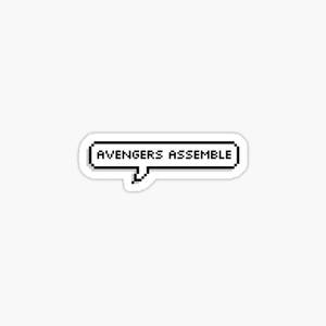 像素藝術對話氣泡，上面寫著「Avengers Assemble」，背景為白色。 — 漫威復仇者聯盟 壁紙