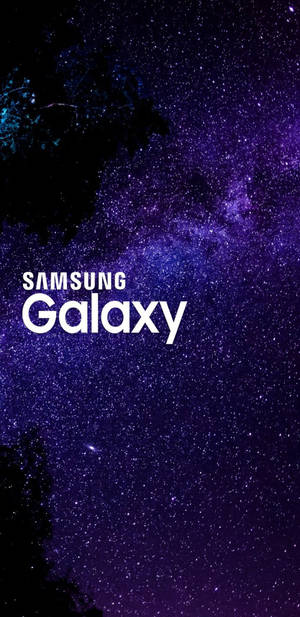 紫色星空，樹木剪影和Samsung Galaxy文字。 — 三星Galaxy 壁紙