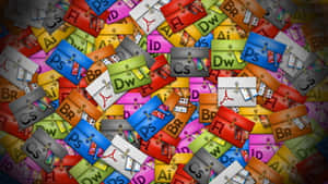 色彩繽紛的 Adobe 軟體圖標像信封一樣釘住。 — 夢核 壁紙