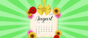 2020年8月月曆，以色彩繽紛的花朵和金色蝴蝶結裝飾在綠色背景上。 — 八月 壁紙