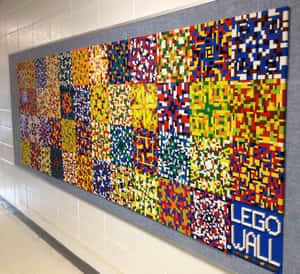 一個大型彩色LEGO積木牆壁藝術作品，安裝在瓷磚牆上。 — 樂高 壁紙
