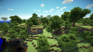 方塊狀的Minecraft森林，有綠色樹木和草地，在藍天白雲下。 — 我的世界 史蒂夫 壁紙