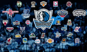 NBA球隊標誌顯示在模糊的籃球場人群上方。 — 最佳籃球 壁紙