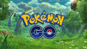 Pokémon GO標誌在草地森林中，有訓練家和巨大的樹幹。 — 寶可夢 壁紙