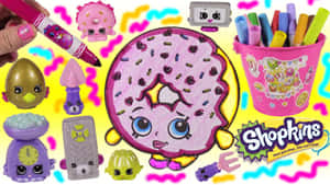 Shopkins玩具，包括一個粉紅色甜甜圈角色，配有記號筆和小型公仔，背景為黃色。 — 可愛 壁紙