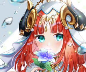 紅髮碧眼的動漫女孩手持一朵藍色的花，周圍有水滴漂浮。 — 原神 壁紙