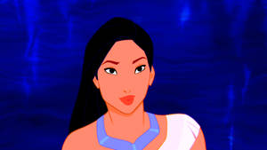 動畫女性，長黑髮，穿藍色上衣，背景為藍色。 — Pocahontas 壁紙