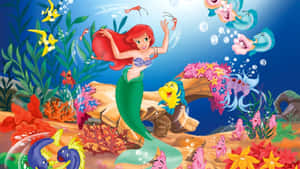 一個卡通美人魚，紅髮綠尾，在珊瑚中與海洋生物跳舞。 — 動畫卡通 壁紙