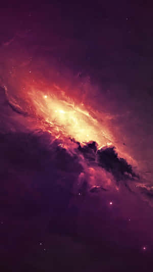 一個發光的宇宙星雲，在太空中帶有火熱的橙色和深紫色雲層。 — 純紅色 壁紙