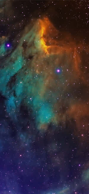 充滿活力的宇宙星雲，帶有青綠色、橙色和紫色的氣體雲和星星。 — iPhone 15 Pro Max 壁紙
