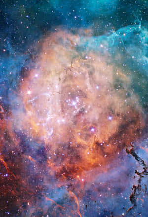 一個色彩繽紛的星雲，有發光的星星和旋轉的宇宙雲。 — 宇宙 壁紙