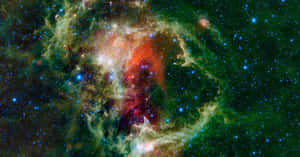 充滿活力的宇宙星雲，在星空中旋轉著紅色、橙色和綠色的氣體雲。 — 宇宙 壁紙