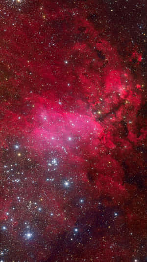 充滿活力的紅色和粉紅色星雲，在深空中充滿明亮的星星。 — 紅色美學 iPhone 壁紙