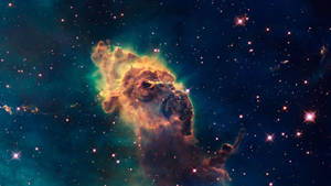 一個色彩繽紛的星雲，在深空中有發光的氣體雲和明亮的星星。 — 曉之雲動圖 壁紙