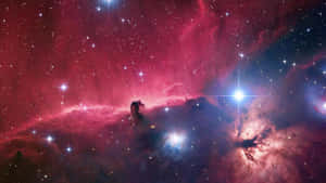 深空中帶有發光星星的鮮豔紅色和藍色星雲。 — 宇宙 壁紙
