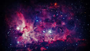 在深空中閃耀著星星的充滿活力的粉紅色、紫色和藍色星雲。 — 淺紫色系美學 壁紙