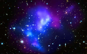 充滿活力的藍色和紫色星雲，在太空中閃爍著星星。 — 藍色銀河 壁紙