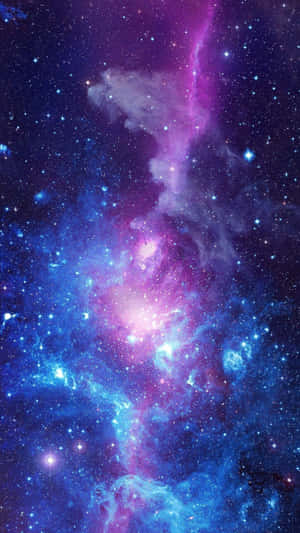在深空中與星星一起發光的充滿活力的紫色和藍色星雲。 — 藍色銀河 壁紙
