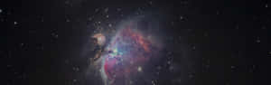 充滿活力的宇宙星雲在深空星場中散發著紅色、紫色和藍色的光芒。 — 宇宙 壁紙