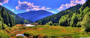 一個風景如畫的山谷，河流流經綠色草地和森林覆蓋的山脈，天空明亮。 — 淺紫色系美學 壁紙