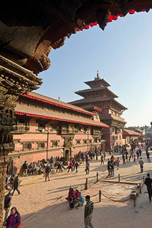 古老的尼泊爾寺廟庭院，遊客和紅瓦屋頂在日落時分。 — 小米平板 8 Pro 壁紙