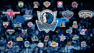 NBA球隊標誌漂浮在模糊的籃球場觀眾上方。 — 克里夫蘭騎士隊 壁紙