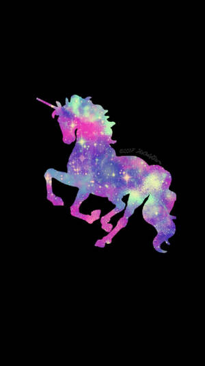 一個發光的星系獨角獸，星星剪影在黑色背景上。 — 獨角獸 壁紙