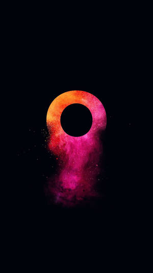 一個發光的橙色和粉紅色粉末宇宙環，在太空中向下飄移。 — 字母e 壁紙
