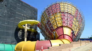 陽光明媚的日子裡，水上樂園正在建設中的彩色水上滑梯。 — Pro Display XDR 壁紙