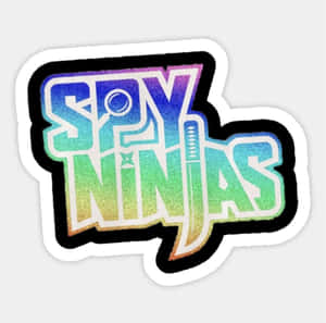 帶有漸變閃粉字體「SPY NINJAS」和忍者符號的貼紙。 — 間諜忍者 壁紙