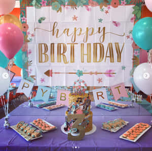 生日派對餐桌，有蛋糕、氣球和美食，下方有生日快樂橫幅。 — 派對 壁紙