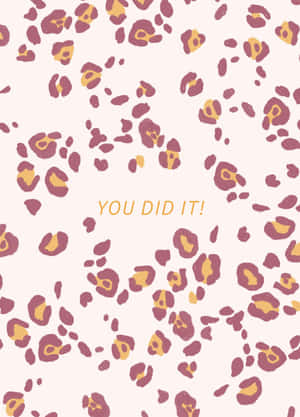 粉紅色背景，帶有豹紋斑點和金色文字 YOU DID IT! — 柔和黃色 壁紙