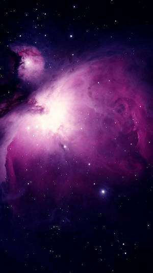 在深空中閃爍著星星的充滿活力的紫色和粉紅色星雲。 — 銀河手機 壁紙