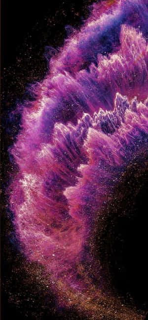 帶有鋸齒狀發光邊緣的紫色宇宙星雲，背景為佈滿星星的黑色虛空。 — 1284x2778 壁紙