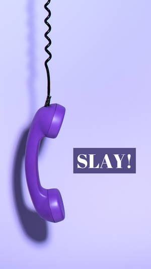 紫色電話聽筒，帶螺旋電線，薰衣草背景上有 SLAY 文字。 — 美學 壁紙