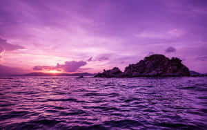 紫色日落映照海洋，岩石島嶼輪廓 — 淺紫色系美學 壁紙