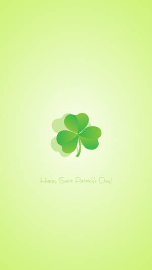一個四葉草，上面有「Happy Saint Patrick's Day」文字，背景為綠色漸變。 — 淺綠色系 壁紙