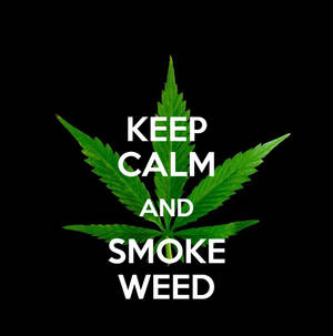 綠色大麻葉，上面有白色文字 keep calm and smoke weed，背景為黑色 — 迷幻 壁紙