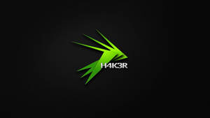 綠色箭頭標誌，帶有 H4K3R 文字，置於黑色紋理背景上 — 綠色抽象 壁紙