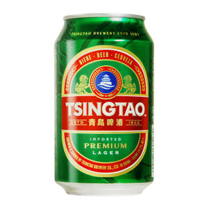 青島啤酒罐，帶有綠色、紅色和金色標籤 — 1:1 壁紙