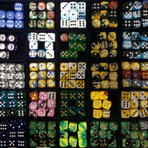 用於棋盤遊戲的格子中排列的各種彩色骰子網格。 — 賓果 壁紙