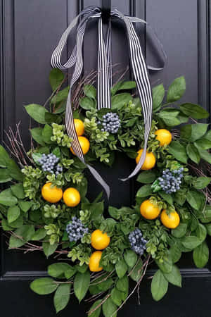 深色門上裝飾著柑橘類水果和漿果的節日花環。 — 2:3 壁紙