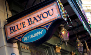 Blue Bayou餐廳招牌，夜間懸掛珠子和燈籠。 — 海洋藍 壁紙