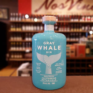 一個藍色Gray Whale Gin酒瓶在吧檯上，後面有酒架。 — 高清 壁紙